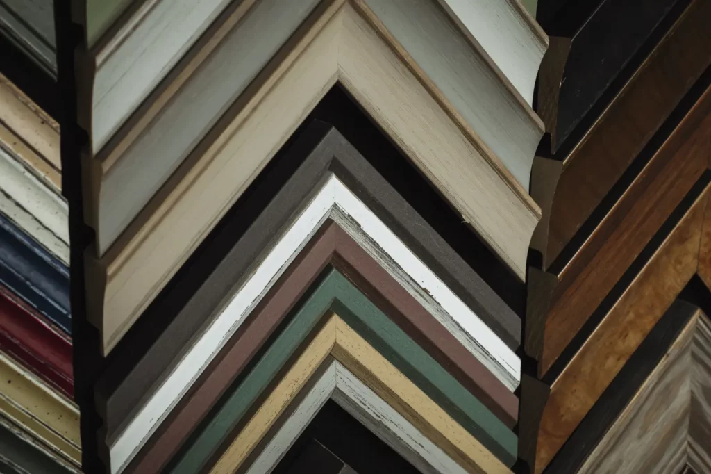 Sélection de moulures pour cadre sur-mesure au showroom Le Cadre