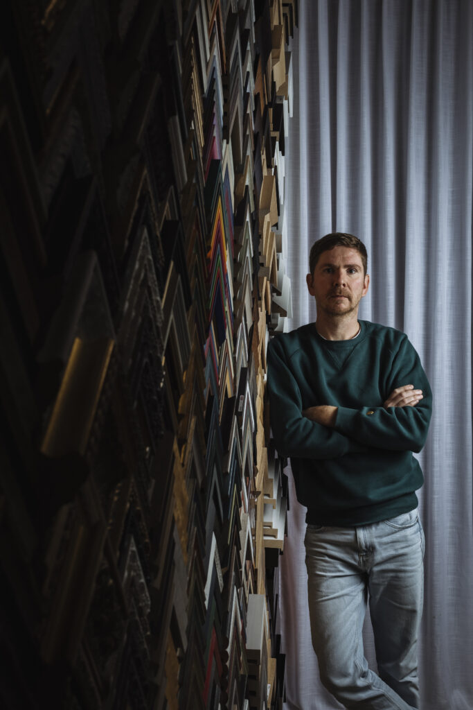 Arnaud Godefroid encadreur et réalisant des tirages FineArt à Leuze (Eghezée) près de Namur